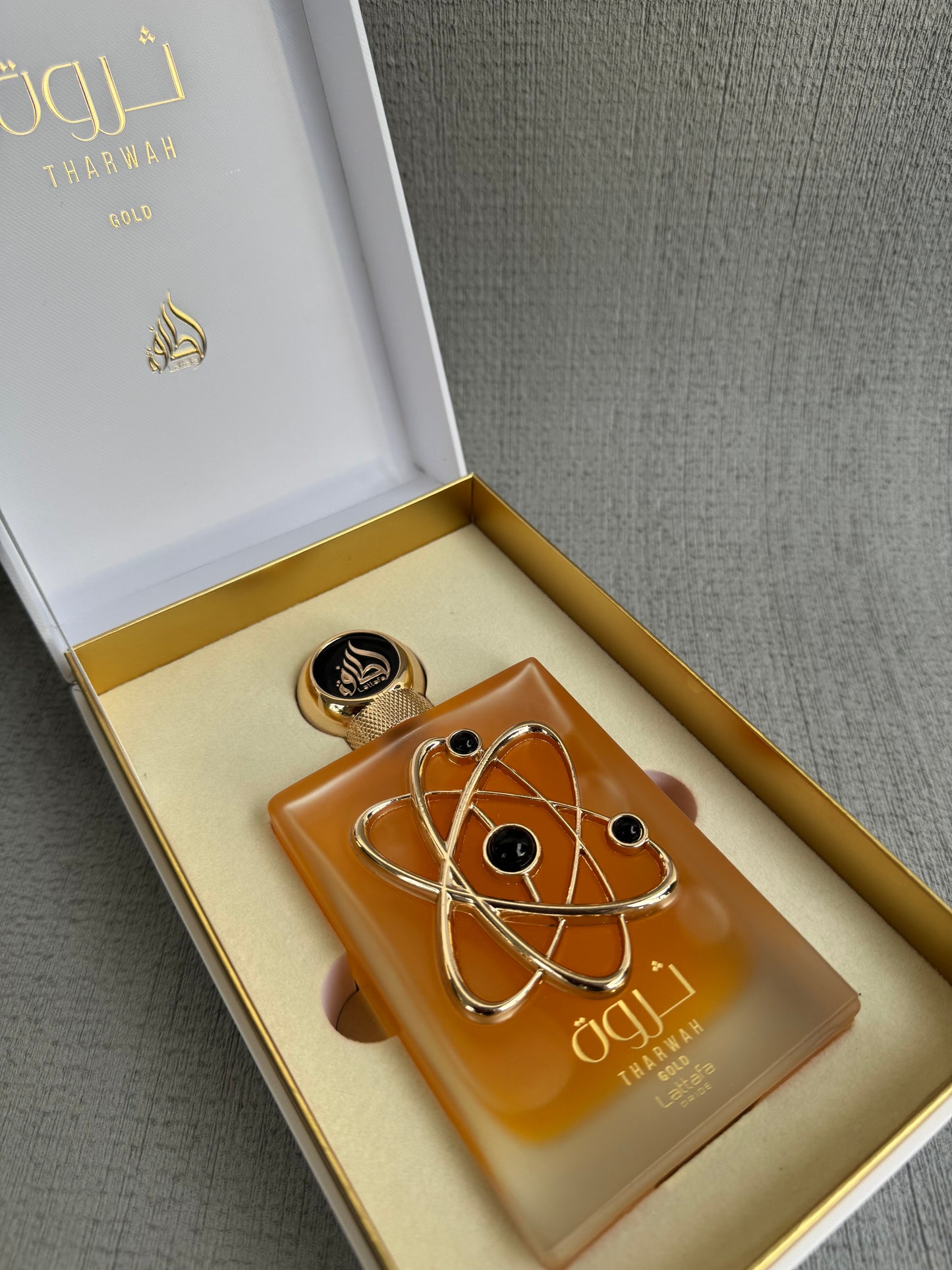 Perfume Tharwah Gold 100ml — Luxo que se sente antes mesmo de chegar.